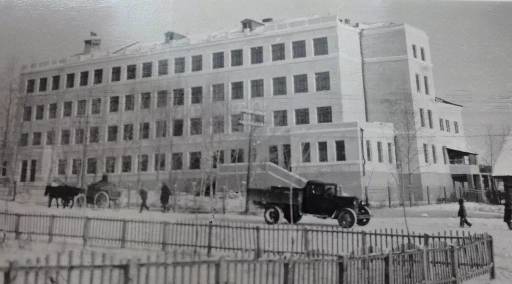 Здание школы 19 в 1945 году.